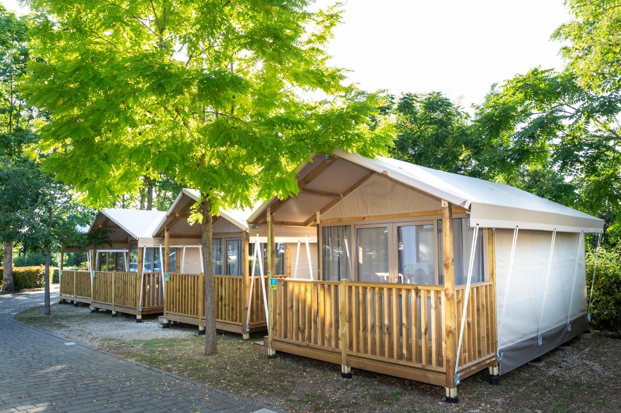 Hu Roma Camping In Town Esterno foto